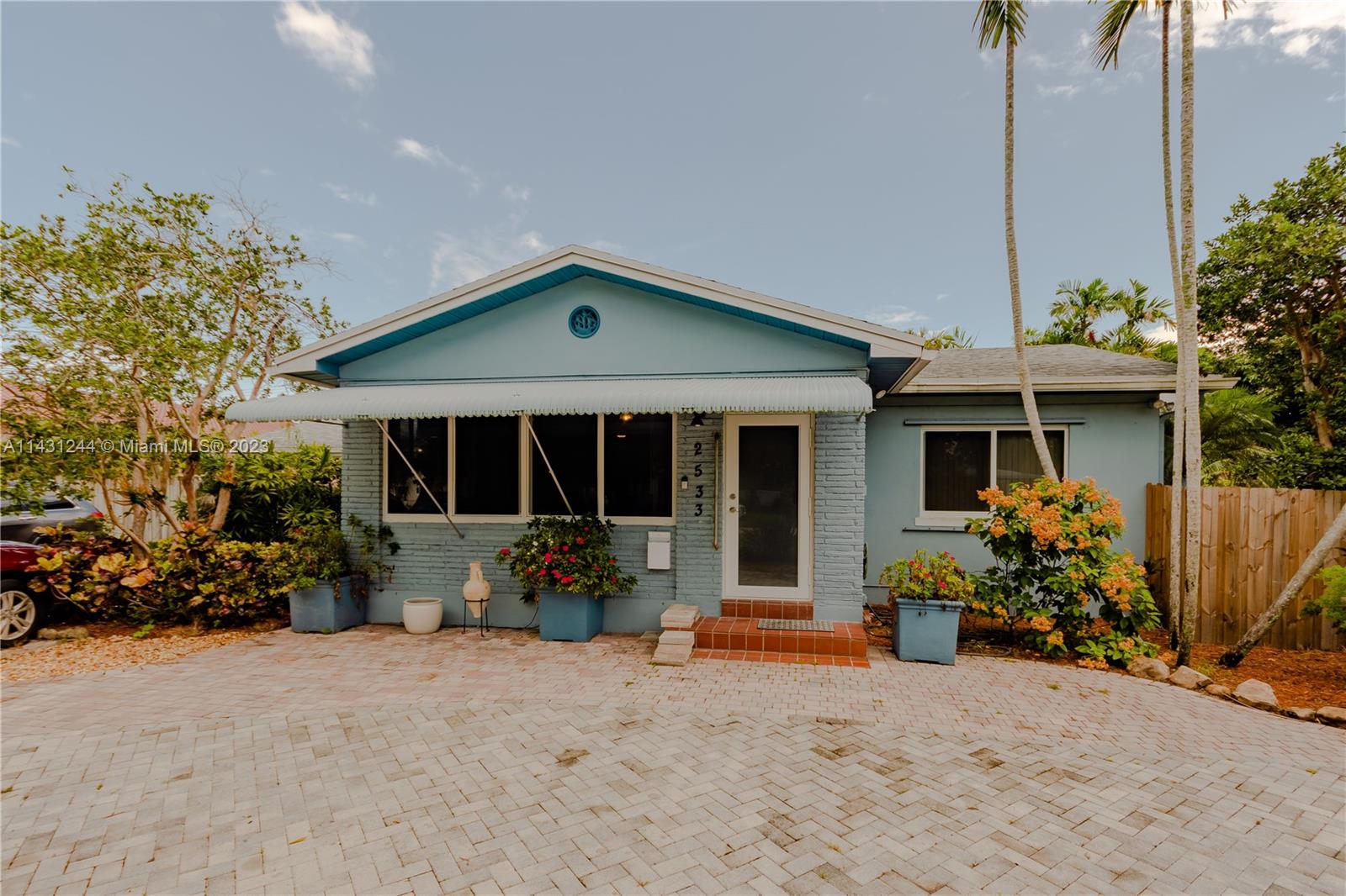 HOLLYWOOD LITTLE RANCHES - Residential