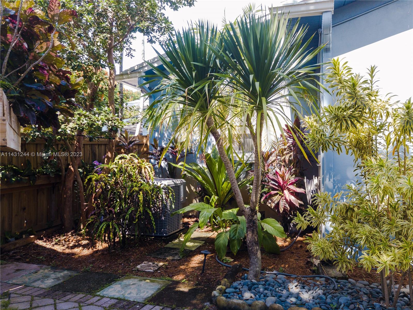 HOLLYWOOD LITTLE RANCHES - Residential