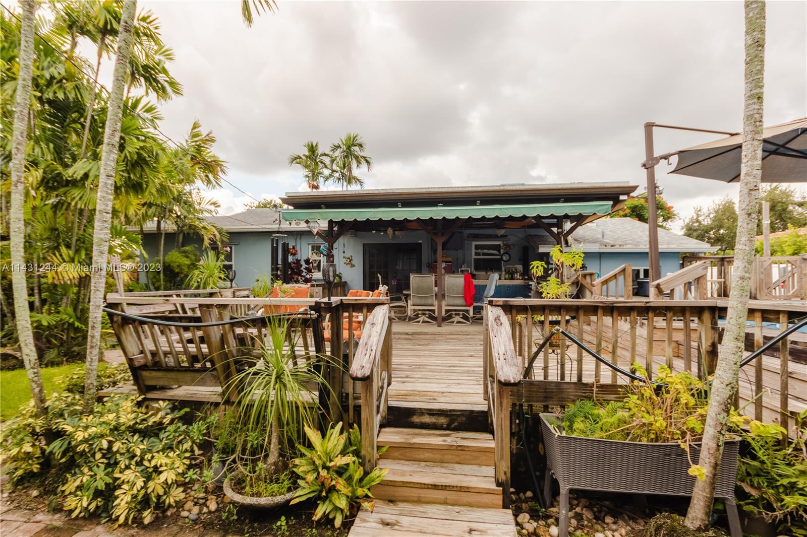 HOLLYWOOD LITTLE RANCHES - Residential