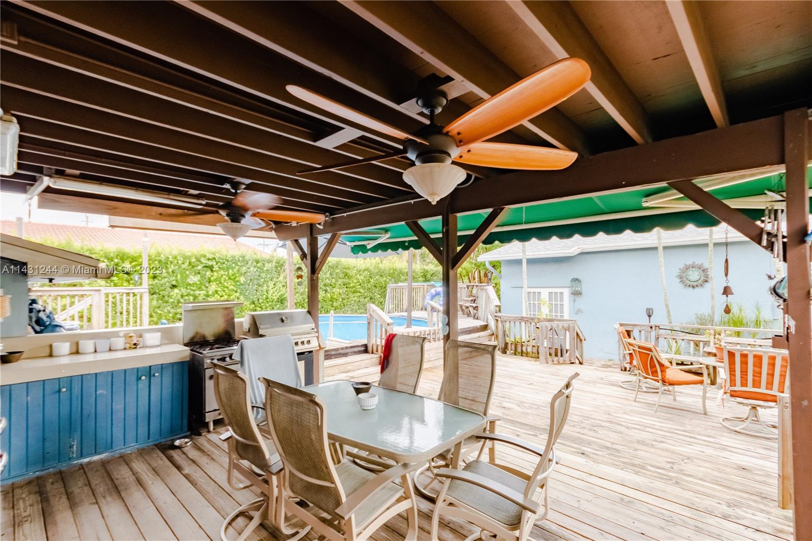 HOLLYWOOD LITTLE RANCHES - Residential