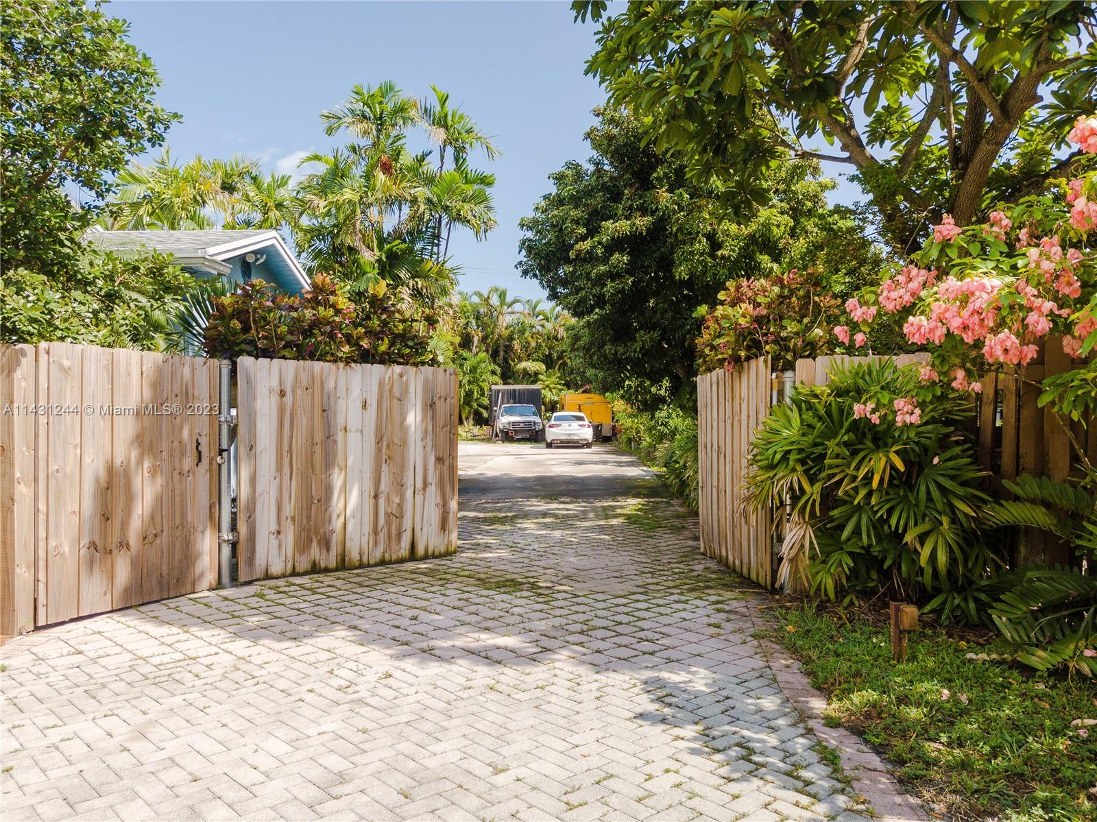 HOLLYWOOD LITTLE RANCHES - Residential