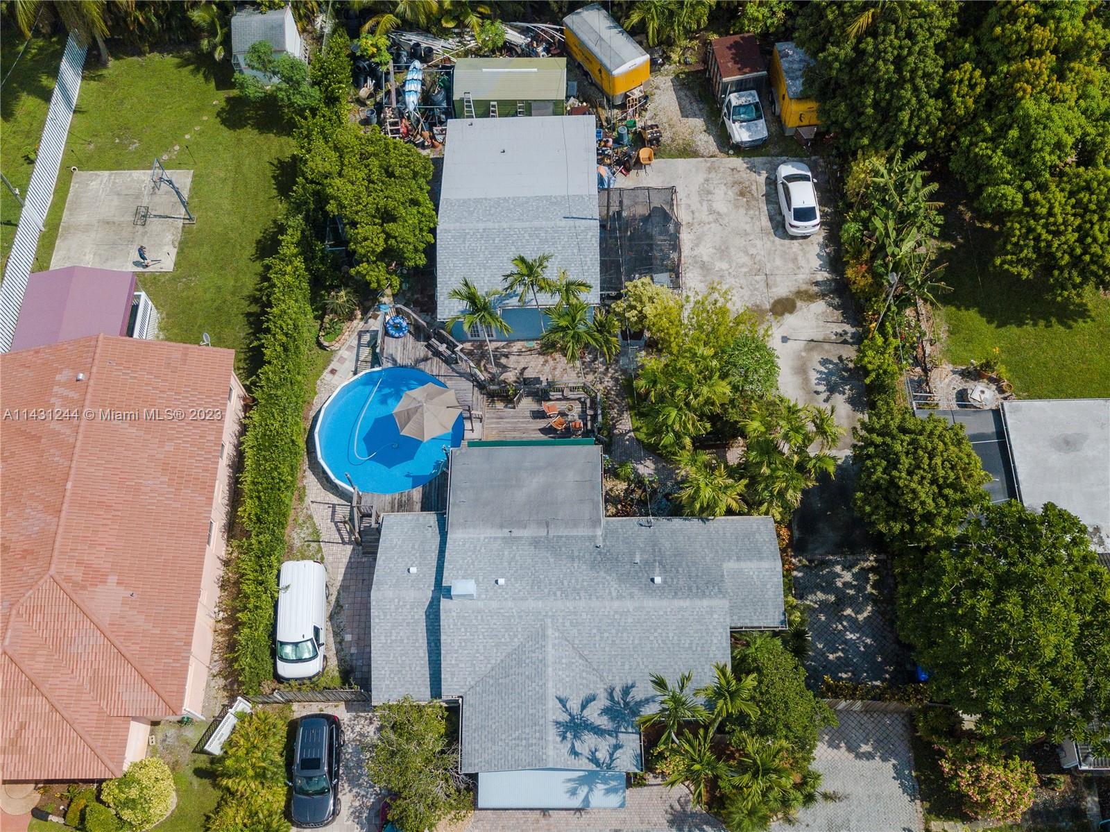 HOLLYWOOD LITTLE RANCHES - Residential