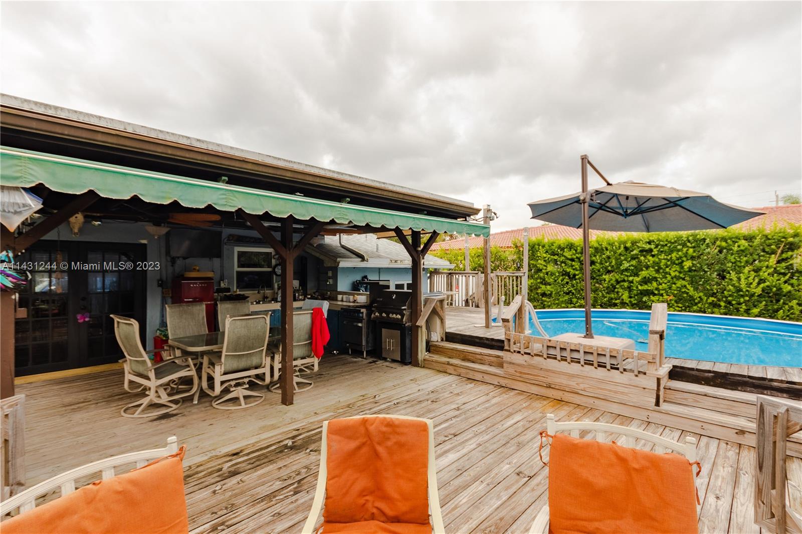 HOLLYWOOD LITTLE RANCHES - Residential