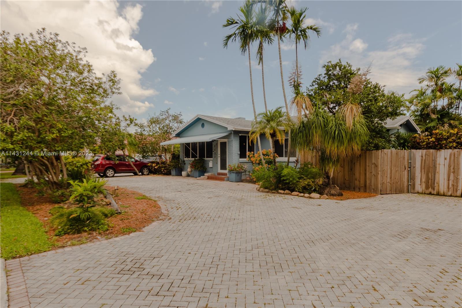 HOLLYWOOD LITTLE RANCHES - Residential