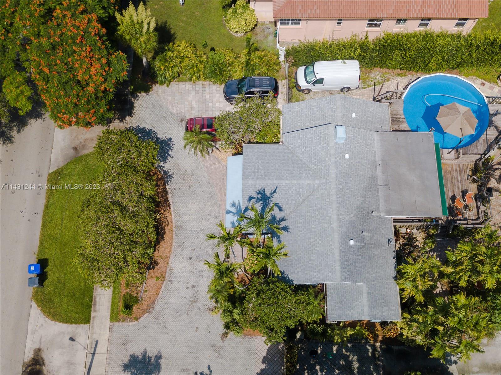 HOLLYWOOD LITTLE RANCHES - Residential