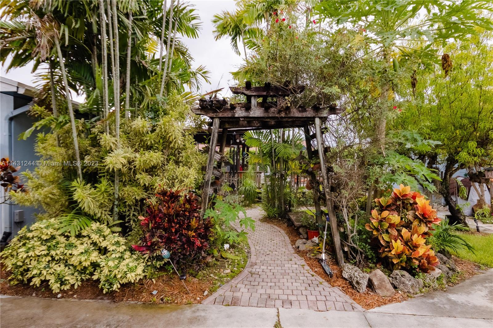 HOLLYWOOD LITTLE RANCHES - Residential