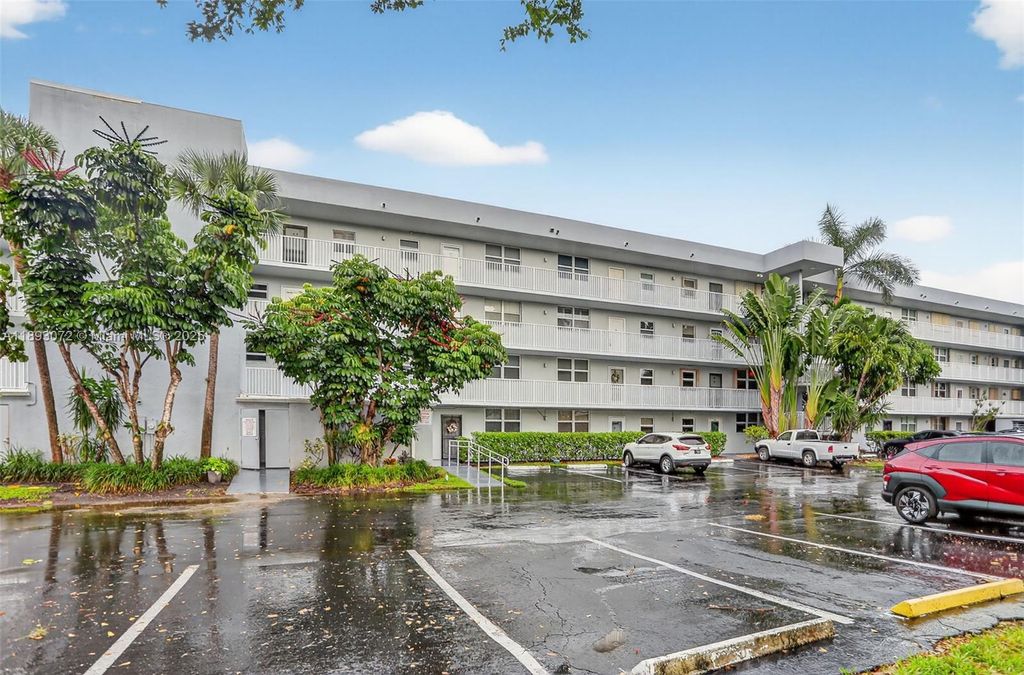 Photo of 106 Royal Park Dr #4C, Oakland Park, FL 33309 (MLS # A11893072)