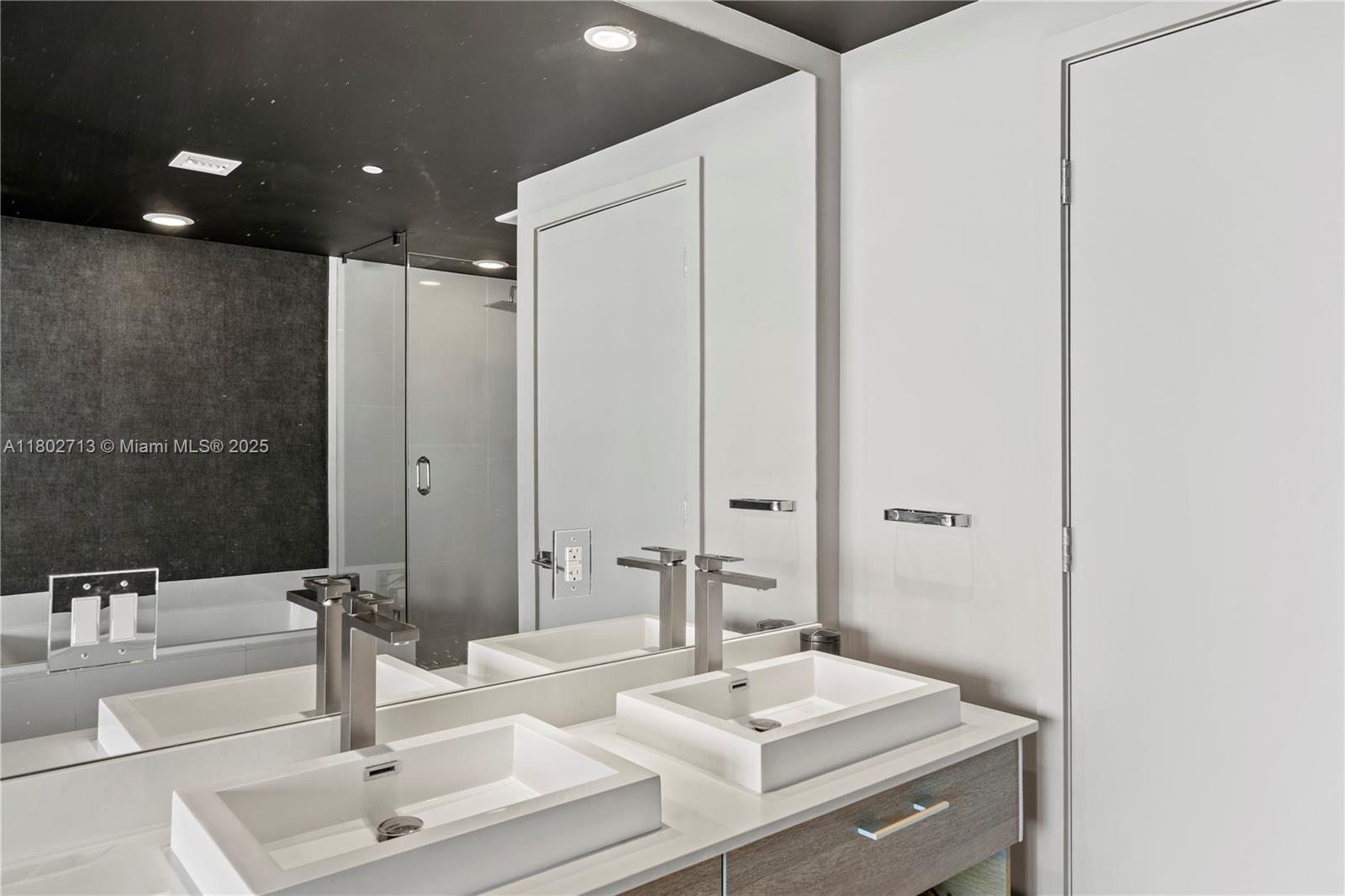 PARAISO BAY CONDO - Residential