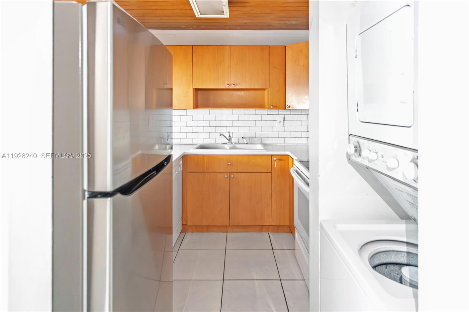 SAMARI LAKE EAST CONDO - Residential Lease