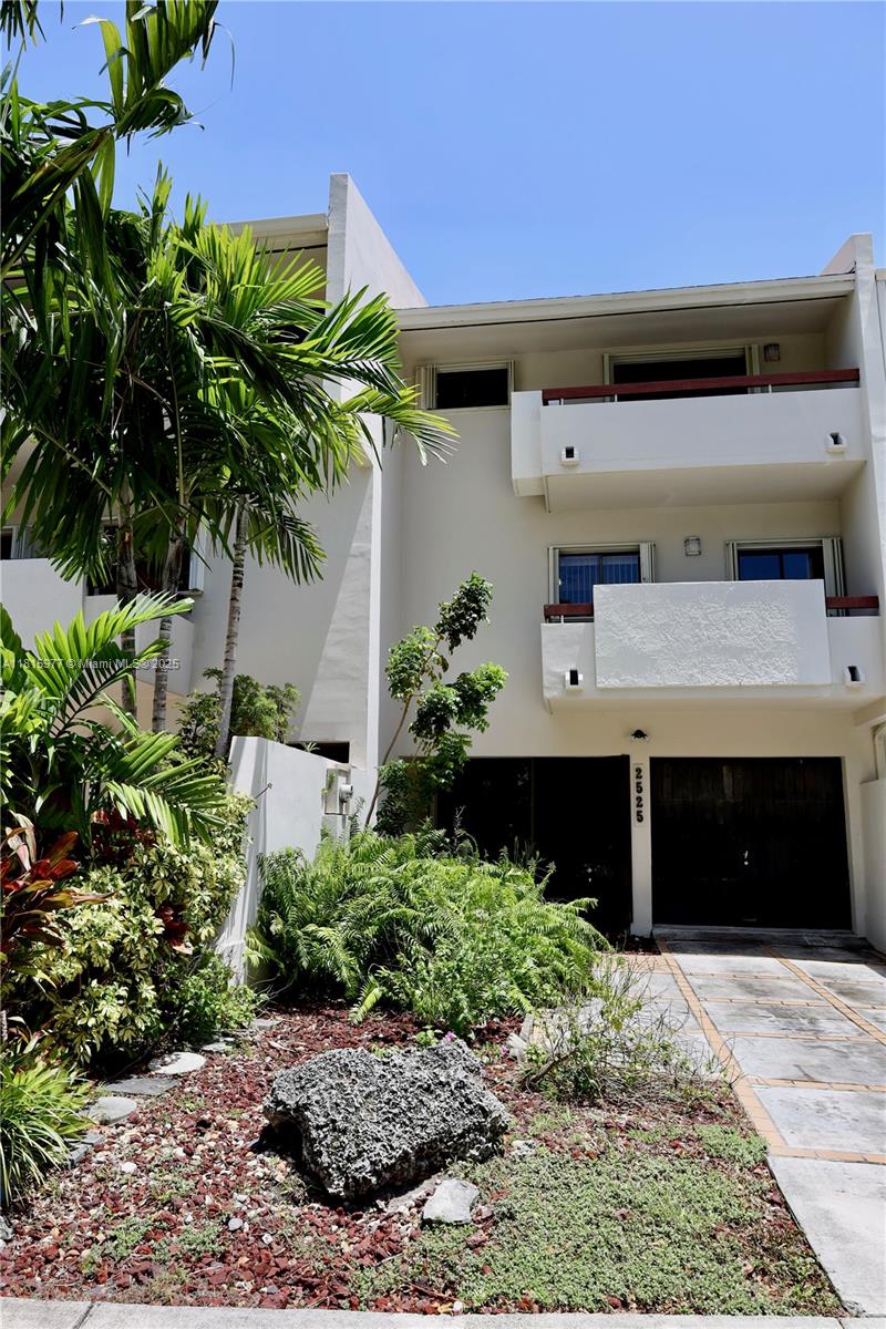 CASA BELLA VILLAS - Residential Lease