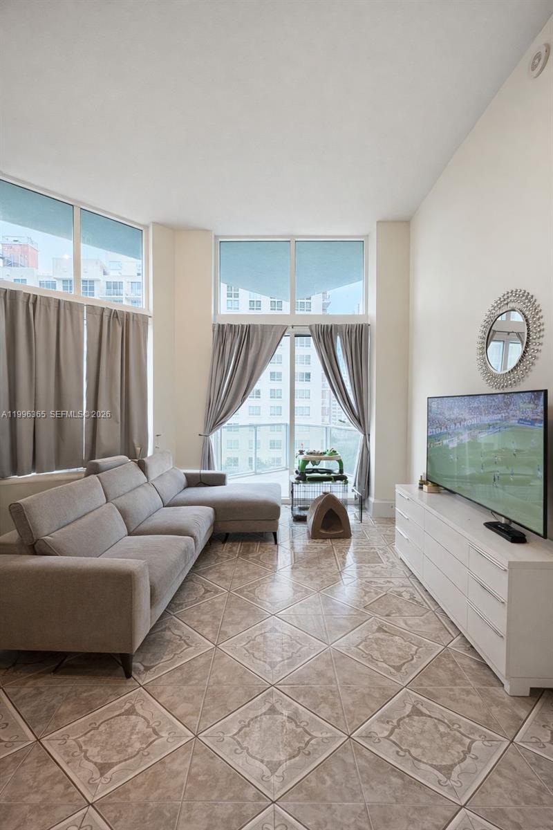 1900 N Bayshore Dr 910