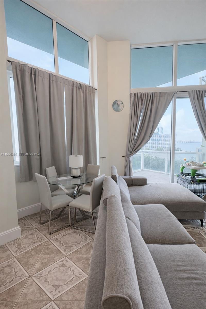 1900 N Bayshore Dr 910