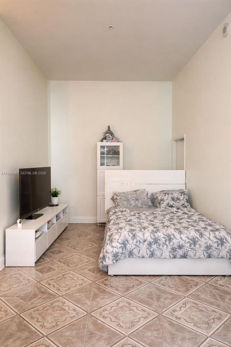 1900 N Bayshore Dr 910