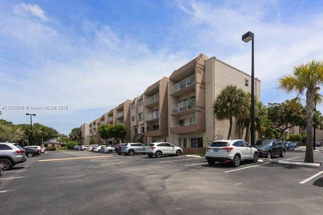 Great opportunity to buy in wonderful Kings Creek South! Cute 1/1 located on the third floor...plenty of closet space...foyer entry...nice balcony. Close to shops, dining transportation as well as Dadeland Mall. Enjoy community amenities such as pool area, gym and laundry facilities. Tenant occupied through July 15, 2025. Property appears to be FNMA approved for financing.
