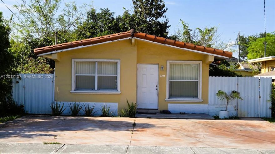 Beautiful and well kept property!! This Single Family House is nestled in a very central area of Miami. 3 Bedrooms, 1 Bath, tiled throughout, great vaulted ceilings and fans in every room, comfortable kitchen, large living and dinning room, many windows, laundry room, terrace to share with friends and family, and a backyard with fruit trees and other plantings. MOTIVATED SELLER. Set up your showing today!!