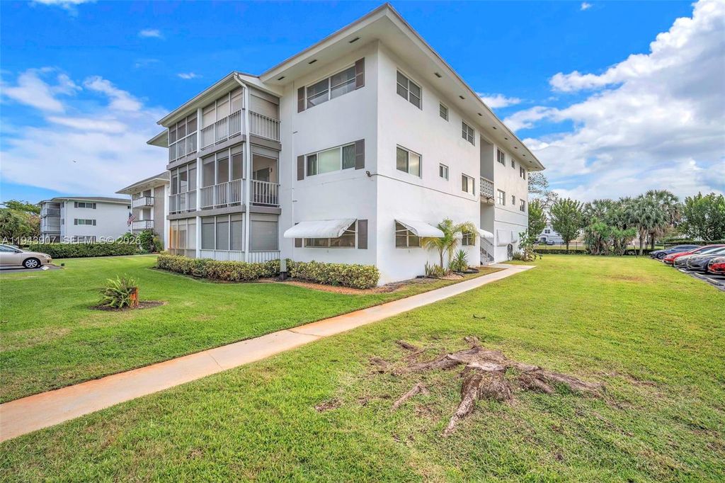 Photo of 1201 Hillcrest Ct #102, Hollywood, FL 33021 (MLS # A11943907)