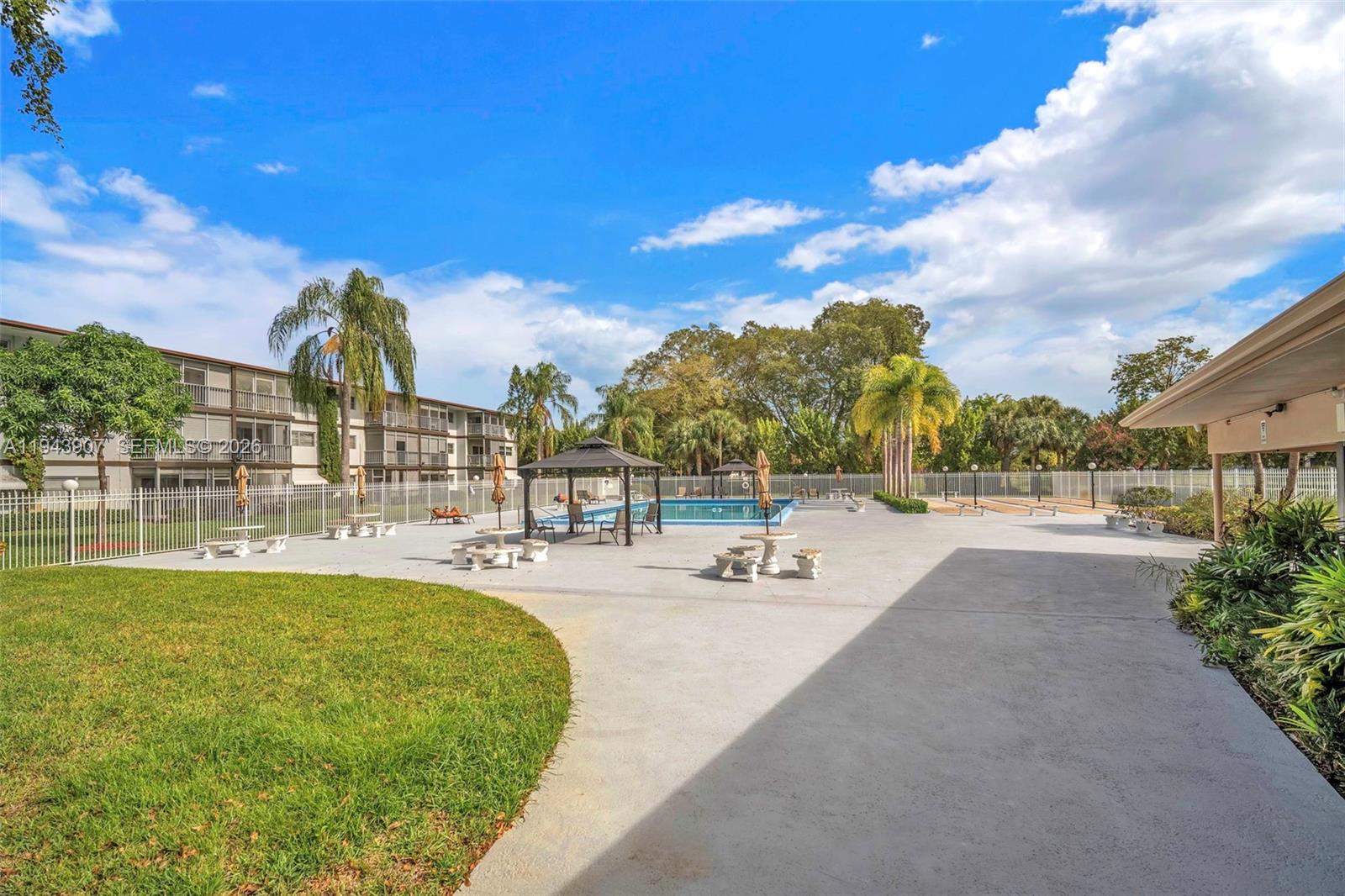 HILLCREST COUNTRY CLUB AP - Residential