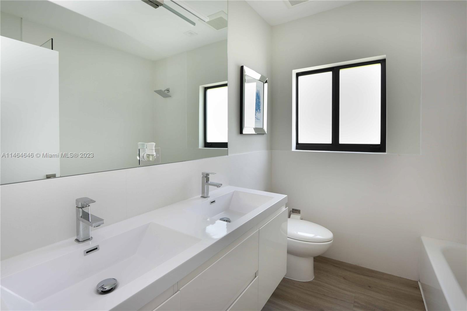 Miami Beach, Florida 33140, United States, 4 Bedrooms Bedrooms, ,3 BathroomsBathrooms,Residential,Active,69920