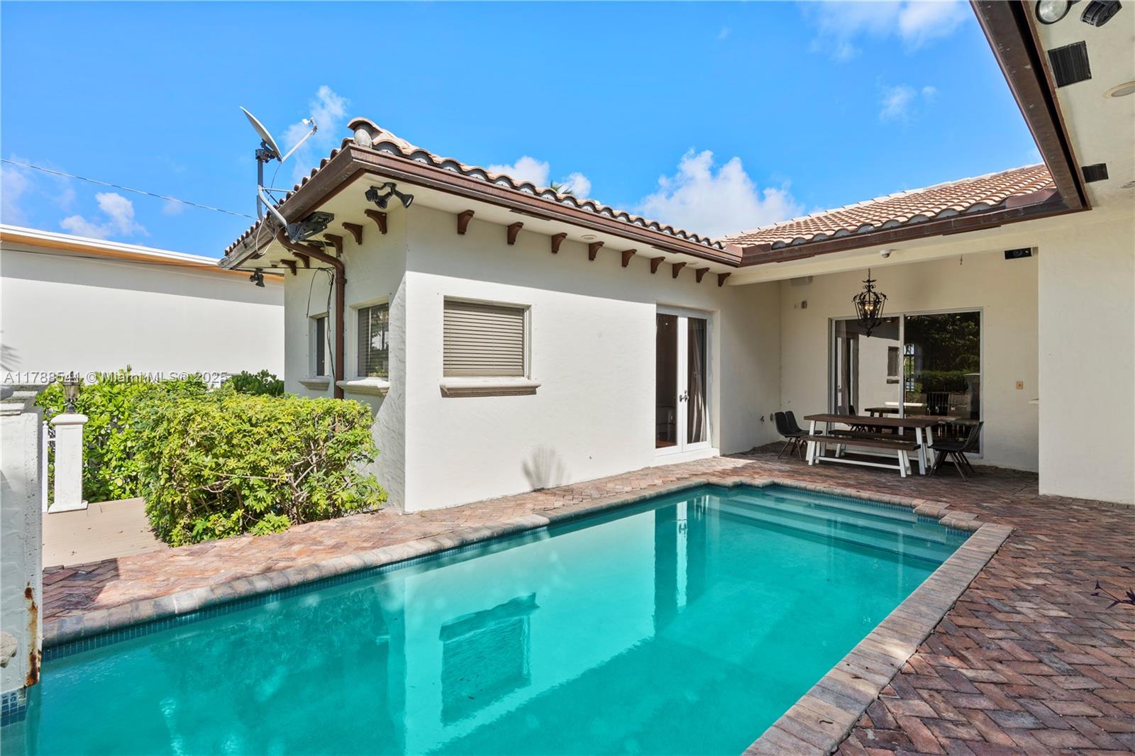 HOLLYWOOD LAKES SECTION - Residential Lease