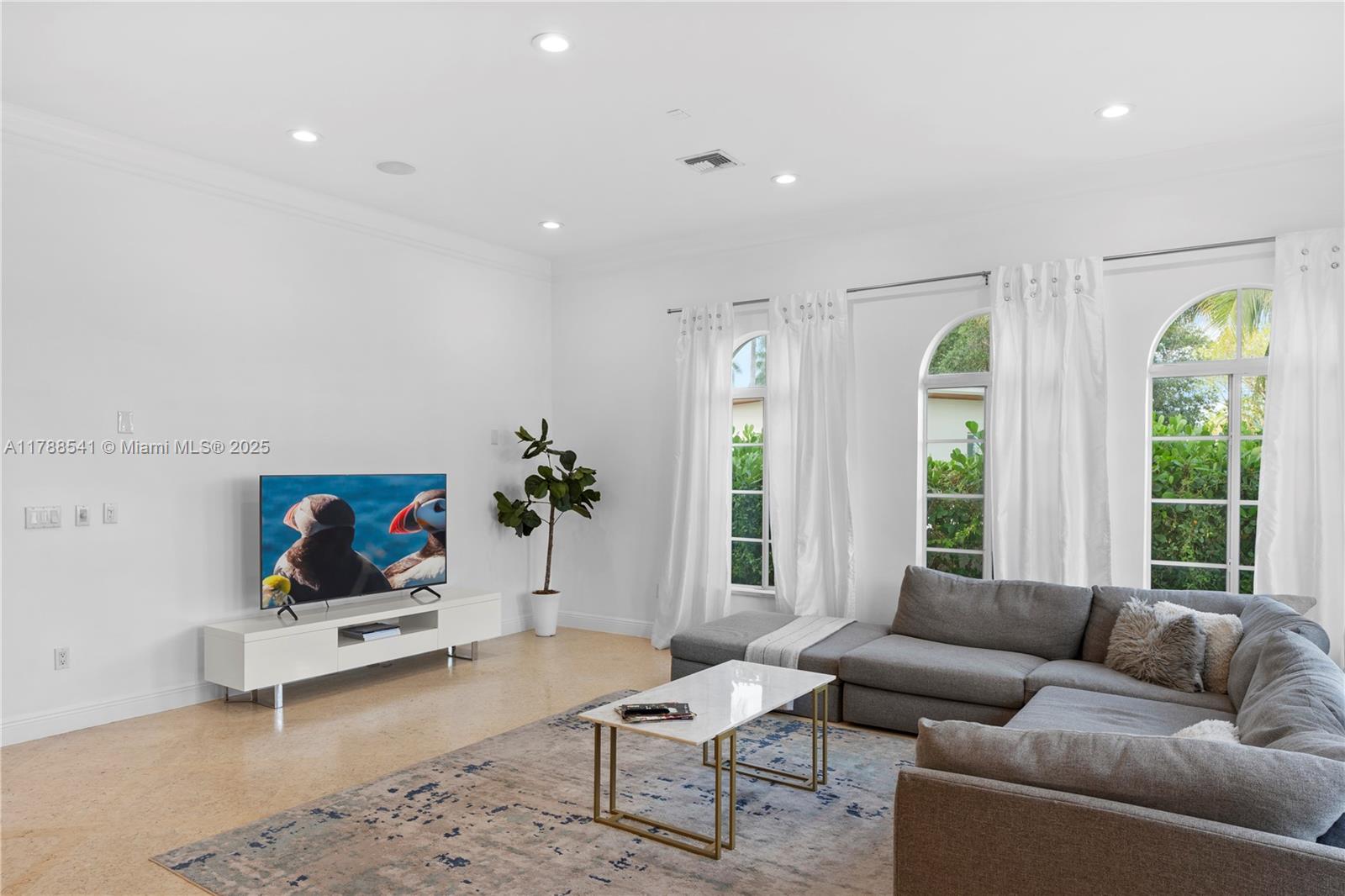 HOLLYWOOD LAKES SECTION - Residential Lease