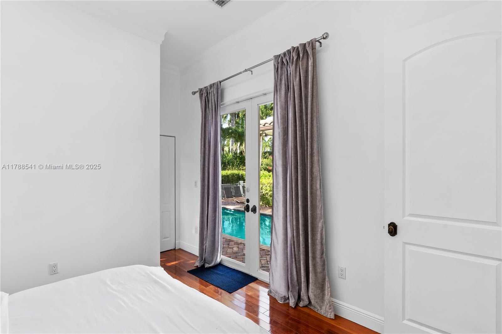 HOLLYWOOD LAKES SECTION - Residential Lease