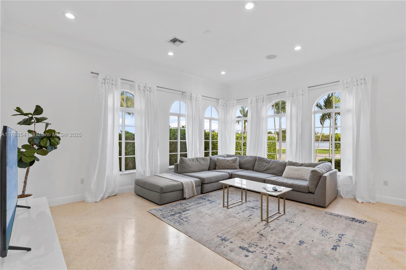 HOLLYWOOD LAKES SECTION - Residential Lease