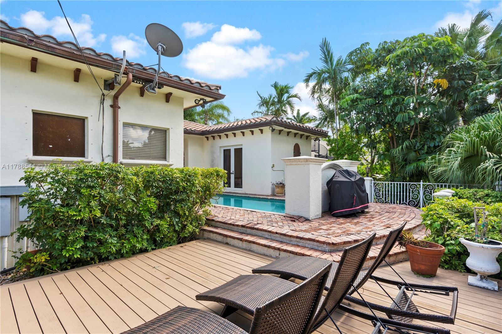 HOLLYWOOD LAKES SECTION - Residential Lease