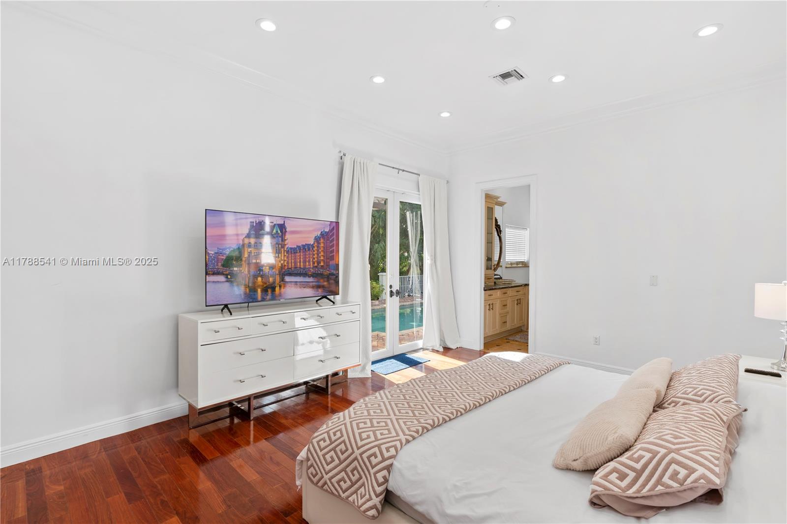 HOLLYWOOD LAKES SECTION - Residential Lease