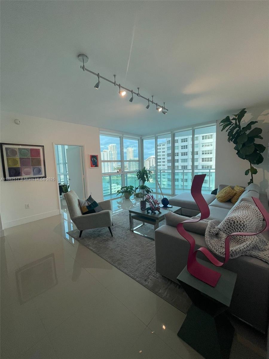 950 Brickell Bay Dr 1210