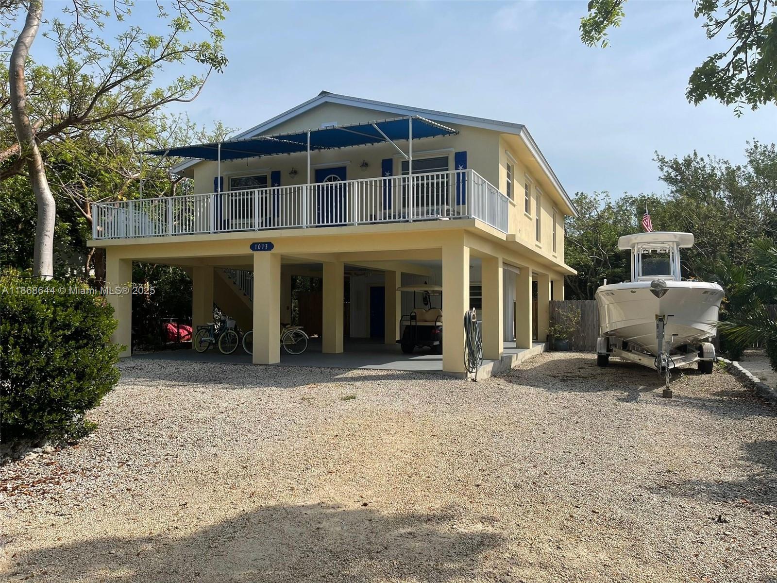 Beautiful & Convenient 3 Bed / 2 Bath Upstairs Property in Key Largo
Freshly painted and move-in ready! This spacious upstairs unit offers the perfect blend of comfort and convenience. Enjoy an open layout, bright interiors, and a large private patio—ideal for entertaining friends and family or simply relaxing in the Florida Keys breeze. Located in a desirable neighborhood close to the water, shops, and dining.