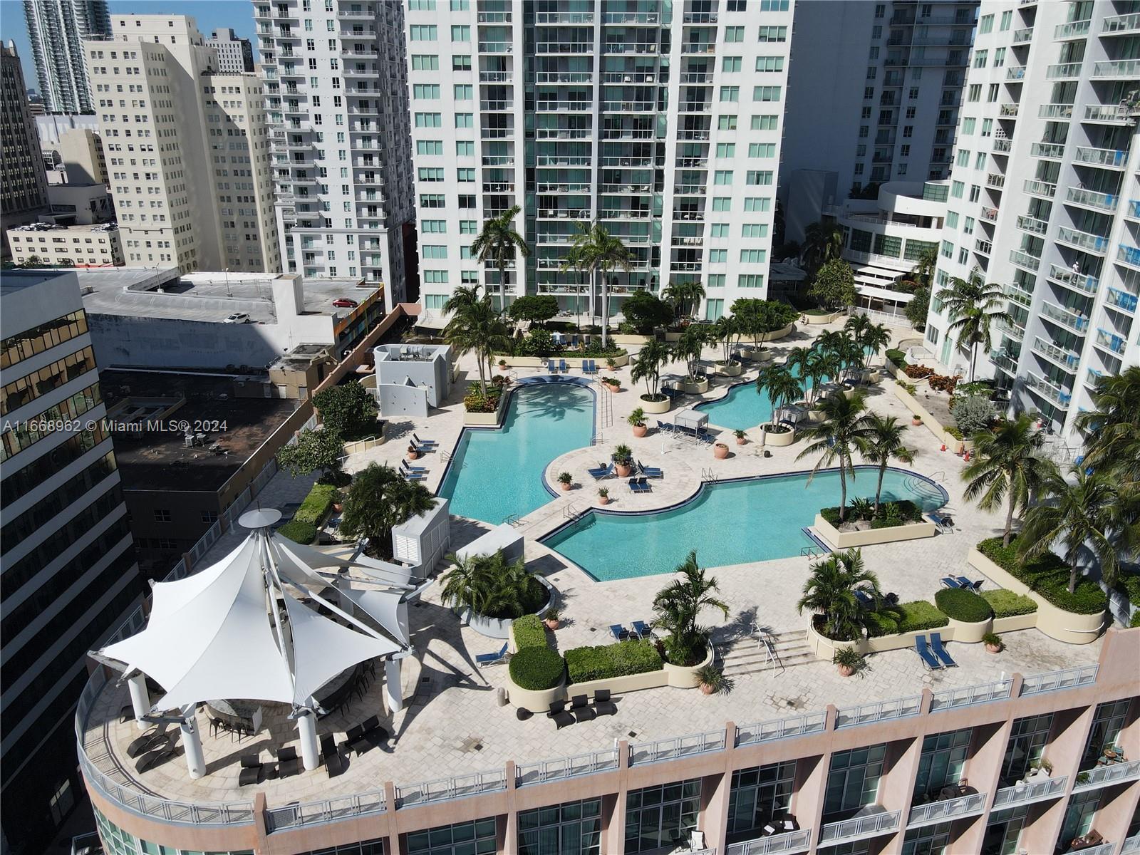 LOCATION!!!! This 2-bedroom, 2-bathroom apartment is located in the heart of Downtown Miami, offering a direct and spectacular view of Biscayne Bay and the building's pool area. Just a few feet away from Bayside Marketplace and the Miami Arena, the location is unbeatable, surrounded by shops, restaurants, and entertainment. The building features 4 pools, a fully equipped gym, a spa, sauna, steam room, cardio area, poolside bar, and 24-hour security. Additionally, with the prestigious Waldorf Astoria being built nearby, the property’s value is set to significantly appreciate. Ideal for those seeking comfort, luxury, and a smart investment.