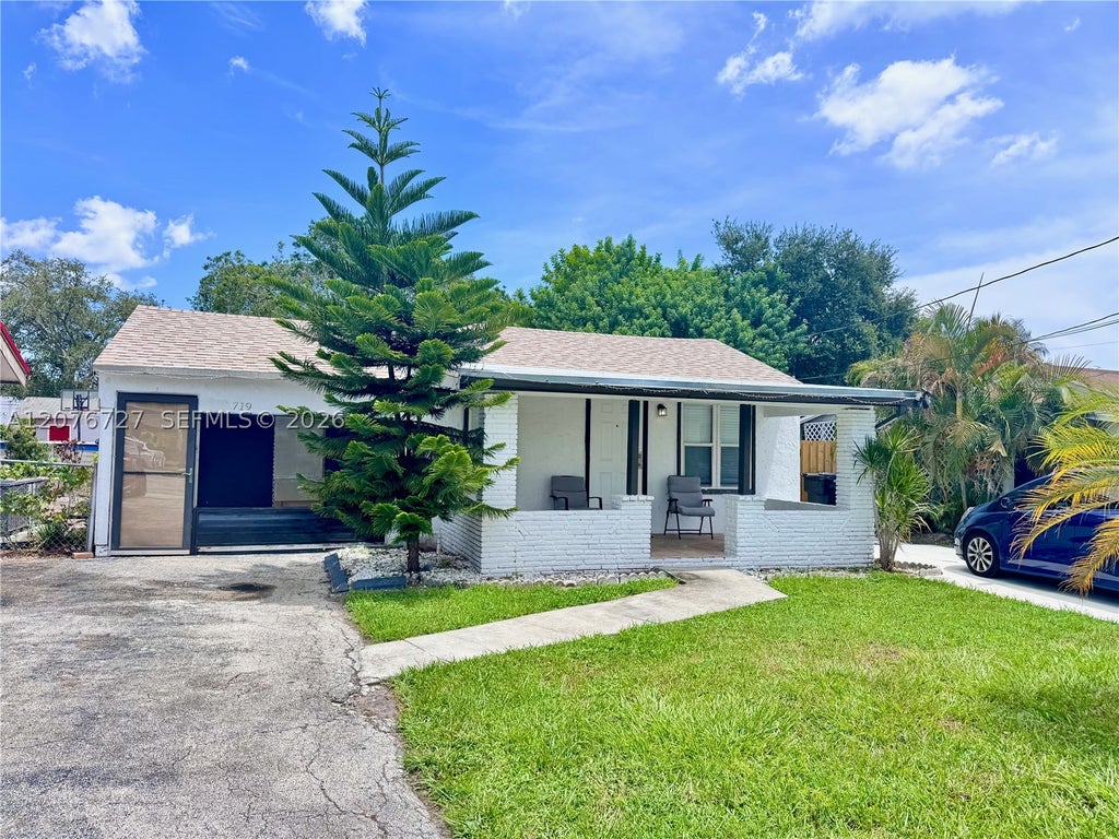 Photo of 719 Glenn Pkwy, Hollywood, FL 33021 (MLS # A12076727)