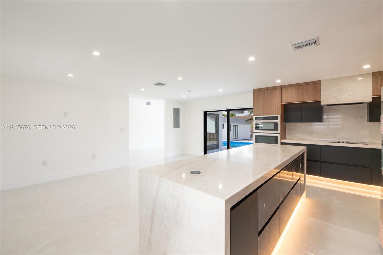 MEADOW WOOD MANOR #4 - Residential