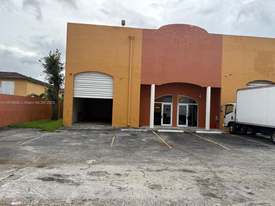 Excellent location. Includes a reception area, office, storage room with access, and space for a showroom. Ideal for selling accessories or similar uses. High visibility and excellent display. 1,200 sq the rental price is $2,300 per month. Includes garbage and association fees. No auto repairs or rough carpentry work allowed.