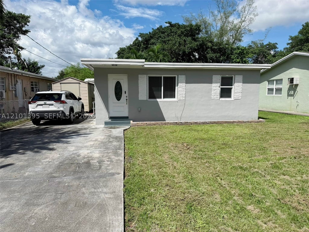 Photo of 615 Columbus Pkwy, Hollywood, FL 33021 (MLS # A12101395)