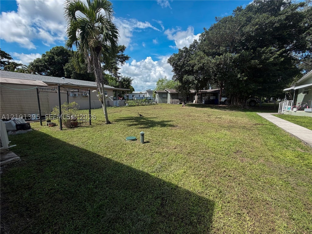 Photo of 615 Columbus Pkwy, Hollywood, FL 33021 (MLS # A12101395)