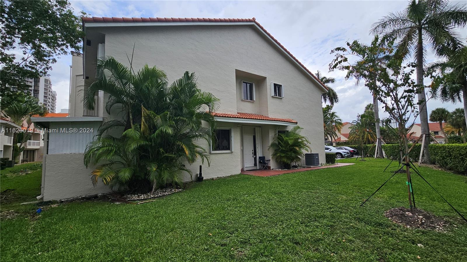 Beautifully remodeled corner-unit townhouse with abundant natural light! This spacious home features 3 bedroom and 2 bathrooms upstairs, plus an additional bedroom or office and a full bathroom on the main floor.
Enjoy peaceful morning or evening walks in the nearby marina, and take advantage of the numerous shopping adn dining options just moments away. Located in a top-rated shool zone, this property combines style, convenience, and an ideal location.