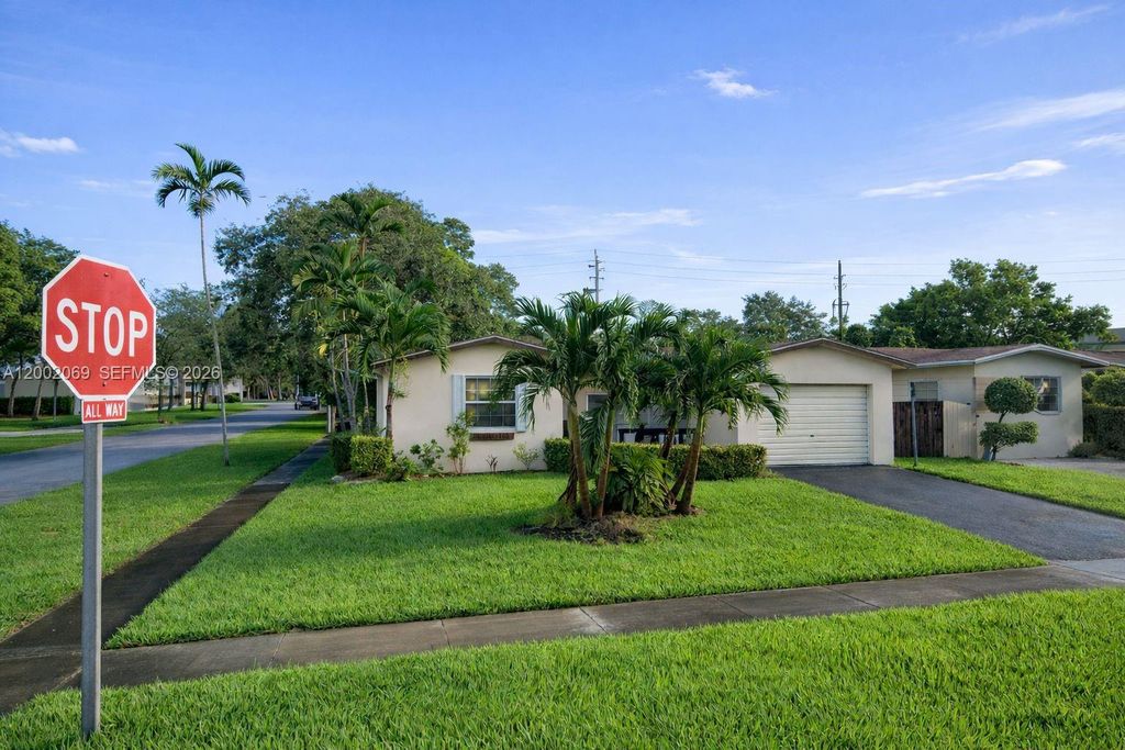 Photo of 4323 Harrison St, Hollywood, FL 33021 (MLS # A12002069)