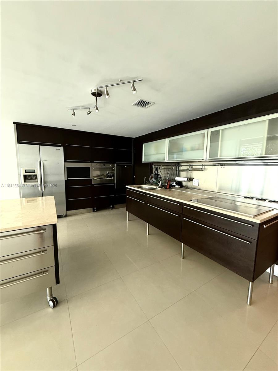 6000 Collins Ave 313