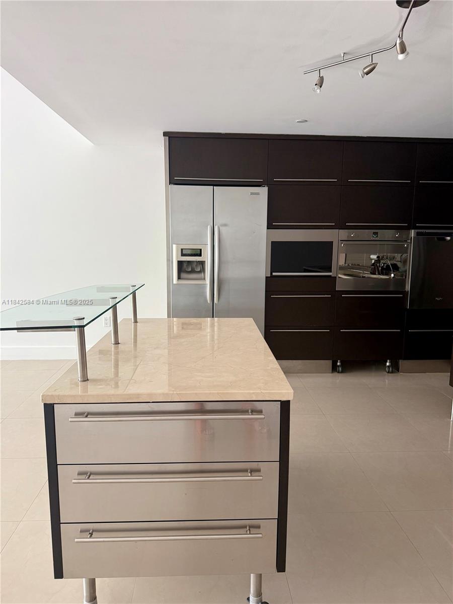 6000 Collins Ave 313