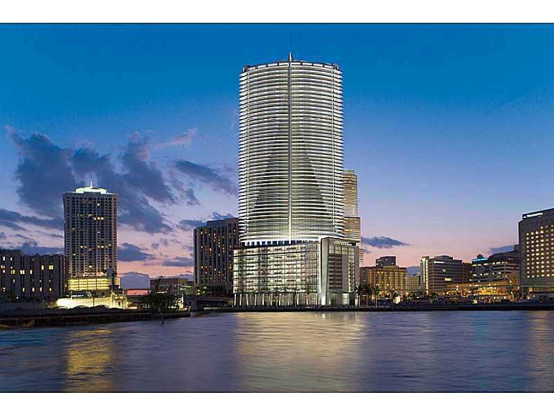 Professionally Decorated, Best Epic PH 07, 2 Bed plus den(enclosed)/2.5 baths. South-East Panoramic Ocean and Downtown views from every room and from the terrace. 10 FT High ceiling, oversized Italian Ceramic flooring, California Closets and Electric wind ows treatment. Snaidero Kitchen Cabinetry and Miele appliances. Luxurios Master Bath with Jacuzzy Tub, Shower and Bidet. Enjoy all the Epic Amenities, 24hrs Room Service, Zuma and 5 Pools and Exhale Spa.