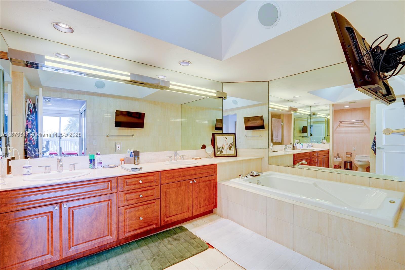 2000 ISL BLVD WILLIAMS IS - Residential