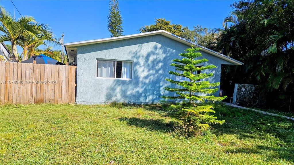 Photo of Hollywood, FL 33020 (MLS # A11976968)