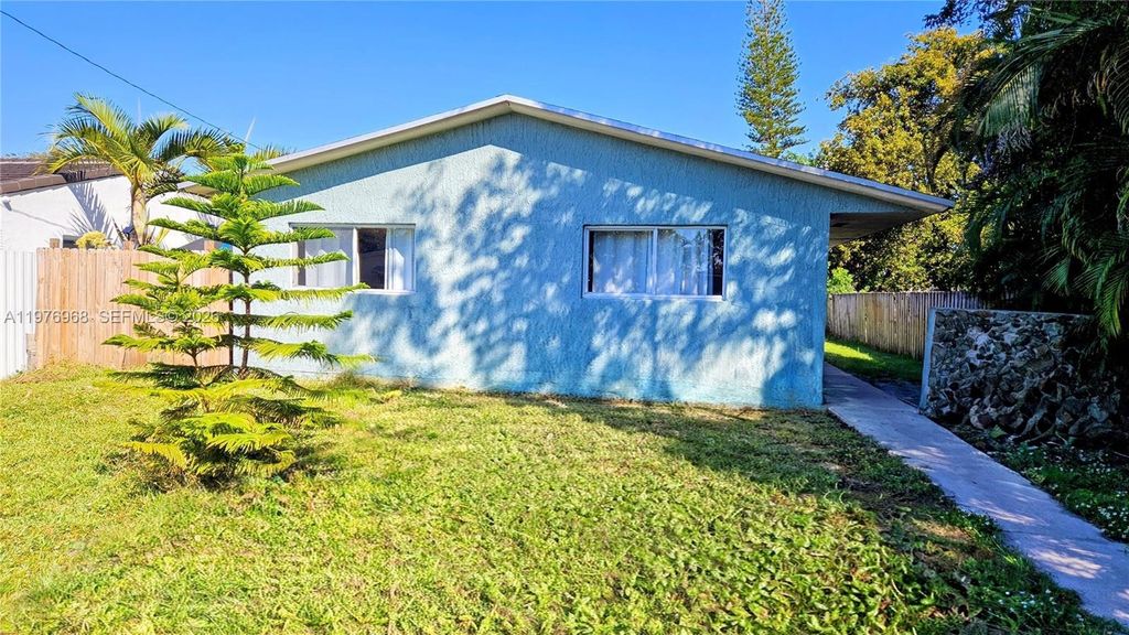 Photo of Hollywood, FL 33020 (MLS # A11976968)