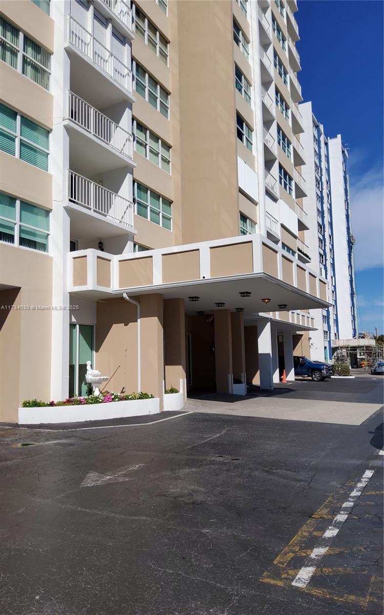 TRAFALGAR TOWERS CONDOMIN - Residential