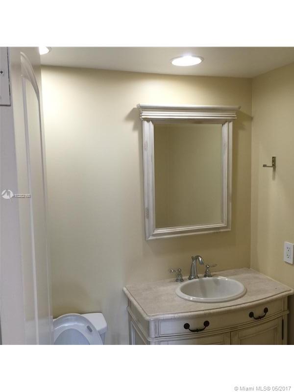 RESIDENCES ON HOLLYWOOD B - Residential Lease