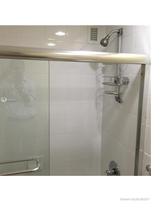 RESIDENCES ON HOLLYWOOD B - Residential Lease