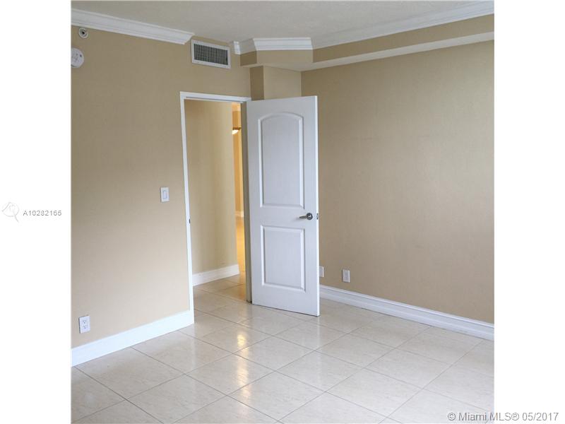 RESIDENCES ON HOLLYWOOD B - Residential Lease