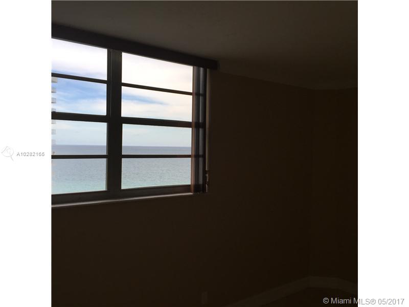 RESIDENCES ON HOLLYWOOD B - Residential Lease