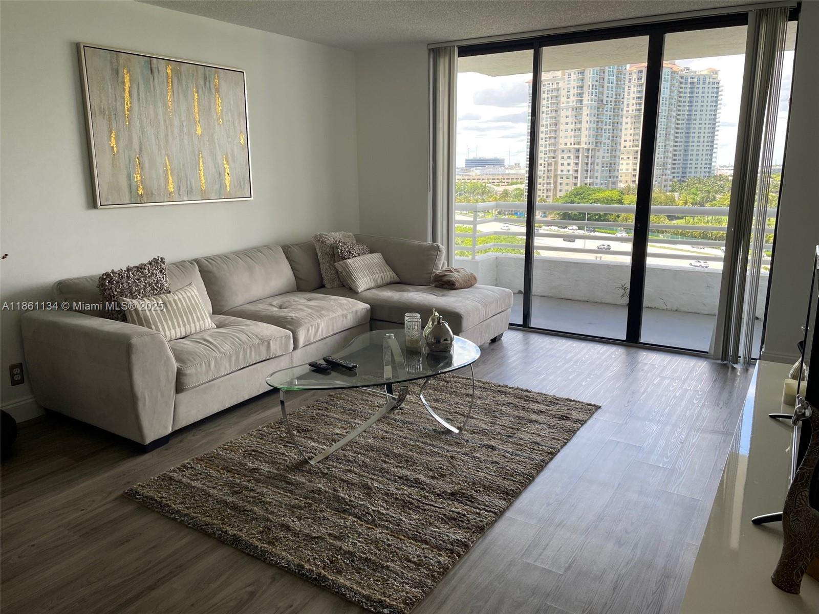 AMAZING FURNISHED 2/2 @ PARC CENTRAL EAST! UNIT IS COMPLETELY REMODELED AND UPGRADED. WASHER AND DRYER, ASSIGNED AND VALET PARKING, TWO POOLS, GYM AND MANY AMENITIES. WALKING DISTANCE TO THE AVENTURA MALL, 2 MINUTES TO THE BEACH, GREAT LOCATION IN AVENTURA!
